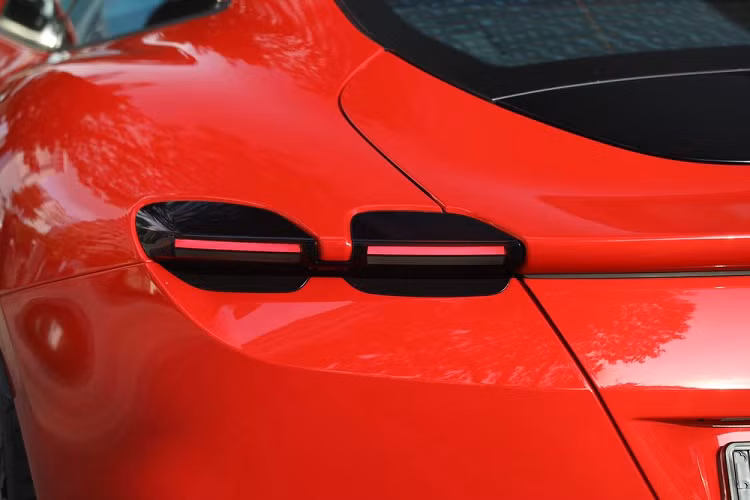 Nhìn từ thiết kế của siêu xe Ferrari Roma sẽ thấy rõ điều này, những đường nét góc cạnh kết hợp bo tròn hay vuốt cong rất sexy của những chú ngựa chồm 2 chỗ ngồi vẫn có trên Ferrari Roma. Ferrari FF và Ferrari GTC4Lusso có thiết kế đầu xe khá ổn nhưng thiết kế đuôi xe theo trường phái Grand Tourer cổ điển nên khá thô khi nhìn nửa thân sau. Cảm giác như phần đuôi xe của Ferrari FF và Ferrari GTC4Lusso như các chú ngựa bị "dị ứng" với thuốc nên phồng lên quá cỡ.