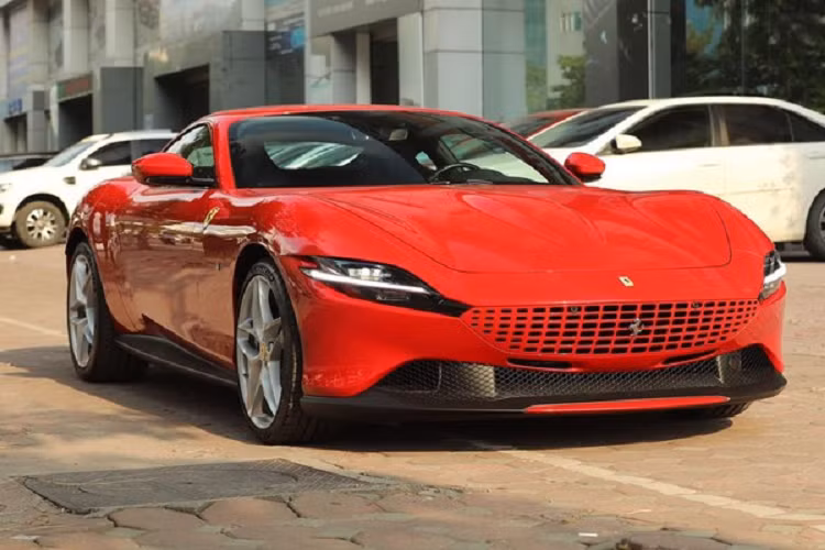 Chiếc Coupe 2+2 mới nhất của hãng siêu xe Ferrari được kết nối với hộp số ly hợp kép 8 cấp tương tự như Ferrari SF90 Stradale. Những trang bị này cho phép chiếc Coupe Ferrari Roma nặng 1.472 kg có thể tăng tốc từ vị trí xuất phát lên 100 km/h chỉ trong thời gian 3,4 giây. Tốc độ 0-200 km/h, siêu xe Ferrari Roma cần thời gian 9,3 giây, trước khi đạt tốc độ tối đa hơn 320 km/h.