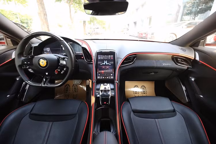 Nói đến những chú ngựa chồm của hãng xe Ý thì phải kể đến màu sơn huyền thoại Rosso Corsa. Hiện chỉ có đúng 1 chiếc siêu xe 4 chỗ ngồi Ferrari Roma về nước mang màu sơn đỏ hiếu chiến này và xe vẫn đang tìm khách hàng mua để trải nghiệm cảm giác lái siêu xe Ferrari có đến 4 chỗ ngồi.