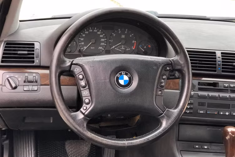 Phiên bản của mẫu xe sang BMW 318i 2003 này sử dụng động cơ 4cyl thẳng hàng (I4) dung tích 2.0L (N42 B20A), máy hút khí tự nhiên (N/A) cho công suất tối đa 141 mã lực tại 6.000 vòng/phút và mô-men xoắn cực đại 200Nm tại 3.750 vòng/phút.