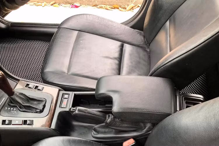 Trên thị trường xe cũ, BMW 3 Series thế hệ cũ E46 có giá bán hiện tại từ 170 - 300 triệu đồng, tùy thuộc vào phiên bản, tình trạng và độ chất của xe