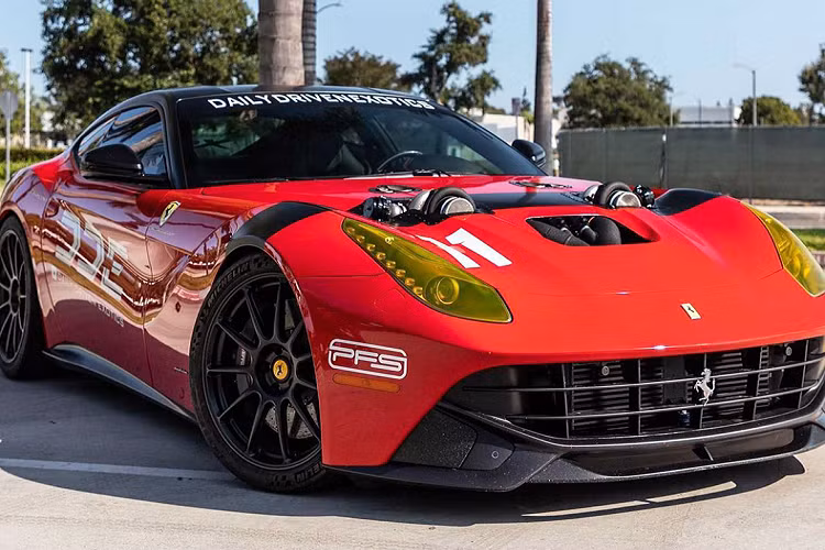 Về nguyên bản, Ferrari F12 Berlinetta mới có khả năng sản sinh công suất đầu ra lên tới 730 mã lực. Tuy nhiên, nhóm chơi xe Daily Driven Exotics vừa qua đã quyết định nâng cấp cho chiếc xe này nhiều chi tiết về động cơ, điển hình là bộ tăng áp kép giúp mức công suất đầu ra cán mốc 1,500 mã lực – Con số khủng gần tương đương những mẫu Hypercar hàng đầu như Bugatti Chiron.
