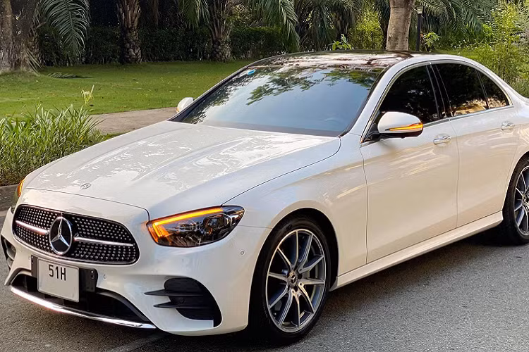 Phiên bản Mercedes-Benz E300 AMG 2021 mới chính là phiên bản cao cấp nhất trong 3 phiên bản của dòng E-Class phiên bản nâng cấp facelift mới (E180, E200 Exclusive và E300 AMG). Với giá bán niêm yết 2,95 tỷ đồng, để lăn bánh E300 AMG 2021 tại khu vực TP.HCM, người mua sẽ chi khoảng 3,3 tỷ đồng bao gồm các chi phí như lệ phí trước bạ và bảo hiểm vật chất.