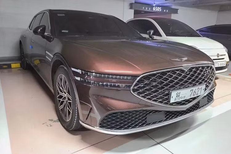 Cách đây vài ngày, thương hiệu xe sang Genesis của tập đoàn Hyundai đã tung ra những hình ảnh chính thức đầu tiên của mẫu sedan cỡ lớn G90 thế hệ mới. Chẳng bao lâu sau đó, cánh săn ảnh đã bắt gặp mẫu sedan Genesis G90 2022 mới này trong một bãi đỗ xe ở Hàn Quốc.