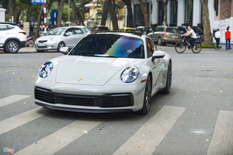 Ngoài ra, một số mẫu xe đáng chú ý khác xuất hiện dịp cuối tuần qua gồm Porsche 911 Carrers S có ngoại thất màu Crayon, Bentley Bentayga, Lexus LC 500... 