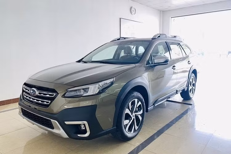 Điều đó nghĩa là Outback mới an toàn hơn trước đáng kể. Xe cũng có gói công nghệ EyeSight, bao gồm các tính năng như ga tự động thích ứng, hỗ trợ phanh tự động, cảnh báo lệch làn...