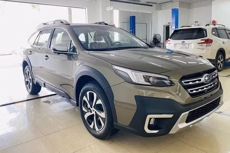 Mặc dù là thế hệ mới nhưng Subaru Outback 2022 tại Việt Nam lại không có thay đổi lớn nào về thiết kế ngoại thất, chỉ có cản trước được tinh chỉnh, cụm đèn trước / sau sửa đổi nhẹ nhàng, giá nóc lớn hơn một chút, mâm xe vẫn là loại 18 inch.