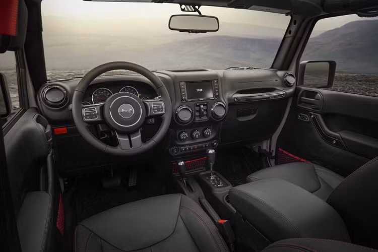 Trong số những màu sơn ngoại thất mới của Jeep Wrangler 2021, đáng chú ý nhất chính là Jeep Wrangler màu hồng Tuscadero. Những tưởng rằng nhiều người sẽ không thích Jeep Wrangler sơn màu hồng nhưng hóa ra không phải. Thậm chí, Jeep Wrangler 2021 màu hồng Tuscadero còn "bán chạy như tôm tươi".