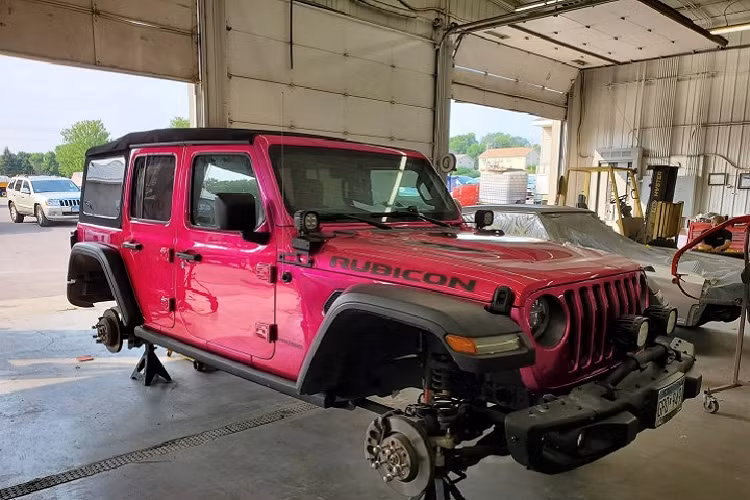 Trong đó, Tuscadero phổ biến hơn cả vì có thể áp dụng cho mọi bản trang bị của dòng Jeep Wrangler 2021, từ Sport, Sahara, Rubicon, 4xe cho đến 392, cả hai cửa lẫn 4 cửa. Tuy nhiên, những khách hàng yêu thích màu sơn này thì cần nhanh tay vì hãng Jeep sẽ nhận đặt hàng đến hết tháng 12 năm nay.