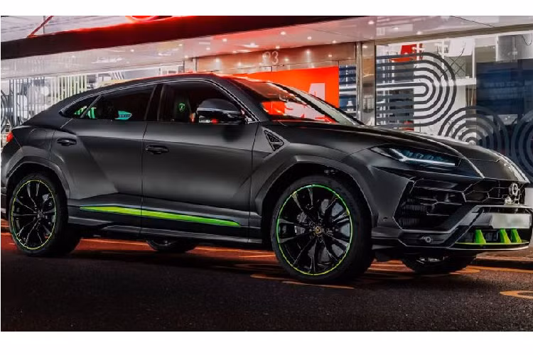 Siêu SUV Lamborghini Urus ra mắt lần đầu tiên vào cuối năm 2017, sự ra đời của Urus đã đem lại “quả ngọt” đáng kể cho hãng xe hơi Ý. Năm 2019 - năm đầu tiên Urus “phủ sóng” tại các đại lý, đã giúp doanh số của hãng tăng gấp đôi, chiếm 61% tổng doanh số của hãng. Và tới năm 2020, Urus vẫn chiếm 59% tổng doanh số của Lamborghini. Chỉ trong 6 tháng đầu năm 2021 đã có 2.796 chiếc Urus được bán ra và nó tiếp tục là mẫu SUV có doanh số bán hàng tốt nhất từ trước đến nay của Lamborghini.