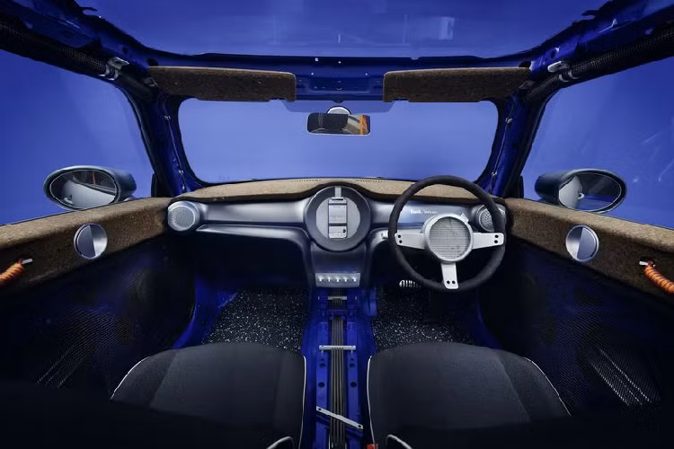 MINI đã sử dụng vật liệu tái chế cho một số bộ phận của STRIP, ví dụ như tấm lót bảng điều khiển, ốp cánh cửa và kệ ở cốp. Thảm sàn cũng được làm từ cao su tái chế trong khi viền lưới tản nhiệt, bọc viền bánh xe và mui xe toàn cảnh sử dụng vật liệu Perspex tái chế.