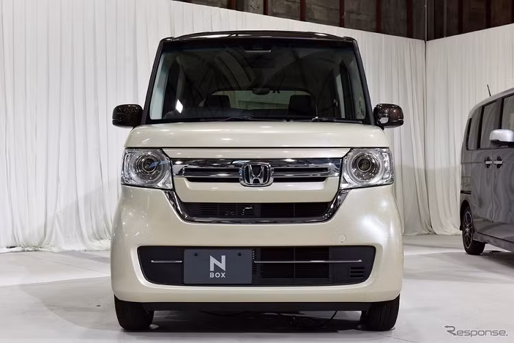 Điểm nhấn trên chiếc xe này chính là gói trang bị an toàn Honda Sensing bao gồm phanh tự động ngăn va chạm, phanh tự động khi người lái đạp nhầm chân ga, cảm biến đỗ xe thông minh…