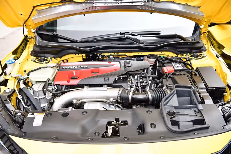 Nếu so giá xe Honda Civic phiên bản 1.5 RS, mức chênh lệch sẽ tăng đến 5 lần. Chiếc xe đua đường phố 4 cửa Honda Civic Type R Limited Edition đầu tiên về dải đất hình chữ S được tiết lộ nhập khẩu từ Mỹ, xe mang số thứ tự 438/600 xe được sản xuất dành cho thị trường này.