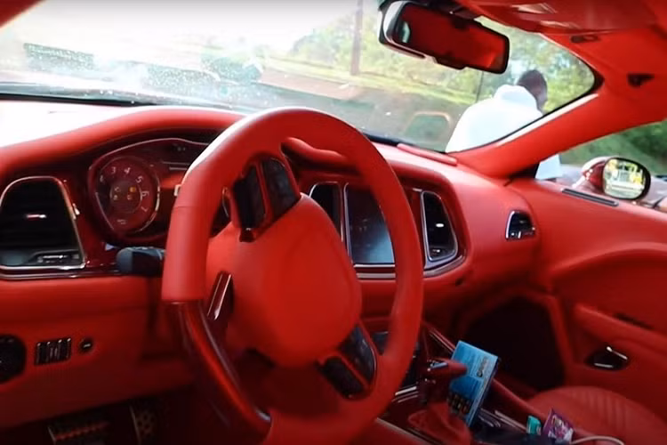 Thông thường, Challenger Hellcat sẽ có khả năng gia tốc từ 0-96 km/h trong 3,7 giây, nhưng tài xế của chiếc xe độ này phải vất vả để truyền lực xuống các la-zăng khổng lồ và lái quanh con phố ở tốc độ sên bò. Bất ngờ hơn nữa, bộ la-zăng 34 inch không phải là chi tiết độ đáng lưu ý duy nhất.