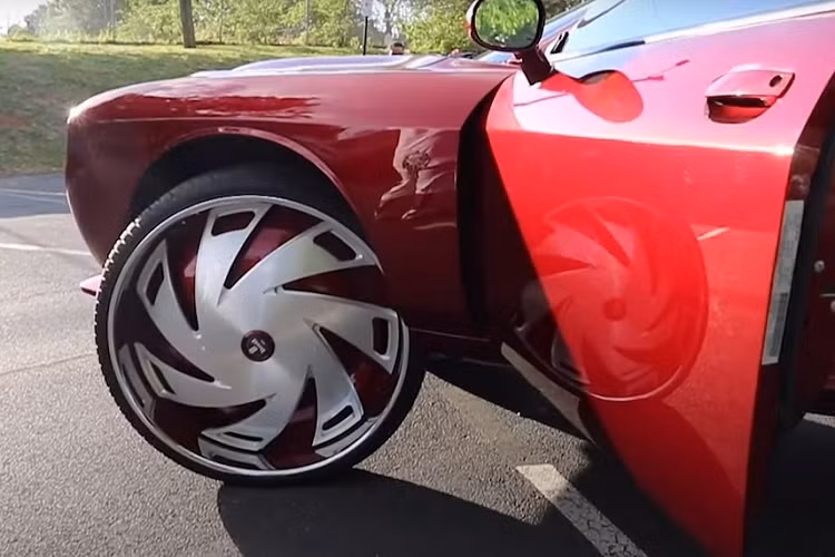 Có lẽ là một trong những chiếc Challenger Hellcat độ táo tợn nhất từng thấy, chiếc xe cơ bắp ở đây chạy bằng bộ la-zăng 34 inch khổng lồ được lắp đặt bởi một công ty gọi là Underground Rim King. Khỏi phải nói, bộ phận này đã làm hỏng đi tỉ lệ kích thước và hiệu suất vận hành của xe ban đầu. Tuy nhiên đối với chủ xe, hình thức nổi bật khác người mới là điều quan trọng nhất.