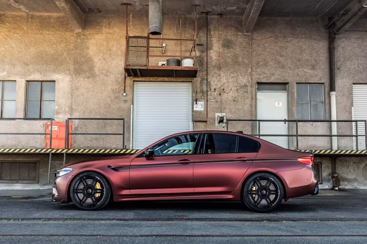 Mức giá độ xe BMW M5 từ Manhart bao gồm 15.795 Euro cho việc nâng cấp động cơ, 10.485 Euro cho hệ thống xả mới, 3.324 Euro cho bộ mâm xe độ và hệ thống treo. Bộ bodykit nâng cấp ngoại thất được Manhart ấn định giá bán ở mức 15.472 Euro. Gói độ này là một sự lựa chọn thú vị dành cho người chơi M5 bởi sau khi được nâng cấp gói độ, theo ước tính mức giá này vẫn còn rẻ hơn đáng kể so với mẫu xe hàng đầu BMW M5 CS.