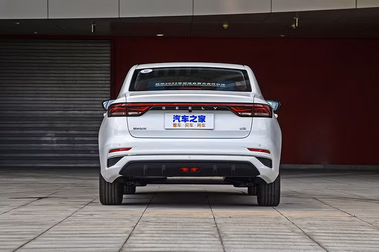 Bên trong Geely Emgrand 2022 là không gian nội thất được thiết kế theo phong cách tối giản, được thể hiện rõ qua mặt táp-lô.