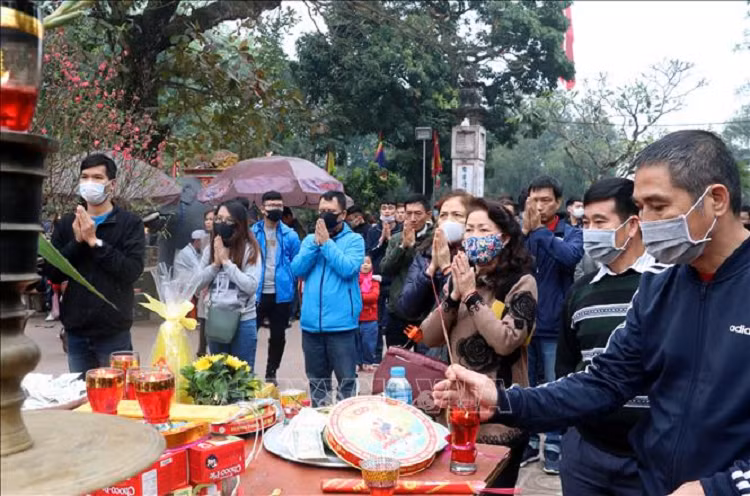 Du khach deo khau trang khi den den Tran (Nam Dinh) dau nam moi