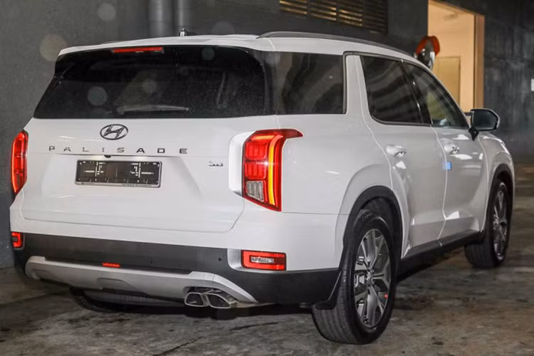 Tùy chọn còn lại là động cơ xăng V6 3.8L hút khí tự nhiên, sản sinh công suất 295 mã lực tại 6.000 vòng/phút và momen xoắn cực đại 355 Nm tại 5.200 vòng/phút. Sức mạnh được truyền đến bánh trước thông qua hộp số tự động 8 cấp và hệ dẫn động cầu trước tiêu chuẩn. Phiên bản này chỉ cần 7,8 giây để đạt vận tốc 100 km/h từ vạch xuất phát, với tốc độ tối đa là 210 km/h.