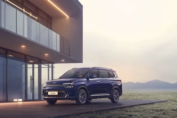 Trong khi đó, động cơ xăng 1.4L đi với hộp số sàn không chân côn iMT hoặc hộp số tự động ly hợp kép 7 cấp. Kia Carens 2022 sẽ được chia thành 6 bản trang bị là L, LX, EX, EX+, TX và TX+ đồng thời có 3 màu sơn ngoại thất tại Ấn Độ. Hiện giá xe Kia Carens 2022 vẫn chưa được công bố. Dự kiến, xe sẽ được bán ra thị trường Ấn Độ vào tháng sau.