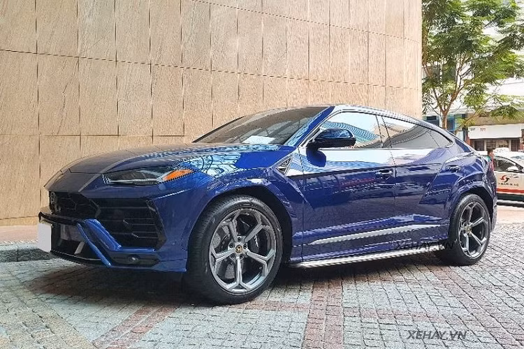 Hiện Việt Nam có trên dưới 12 chiếc Urus và đều được đưa về nước bởi các công ty nhập khẩu tư nhân, giá xe Lamborghini Urus ước tính trong khoảng 20 - 26 tỷ đồng (chưa gồm chi phí lăn bánh), tùy thuộc từng trang bị trên mỗi chiếc xe.