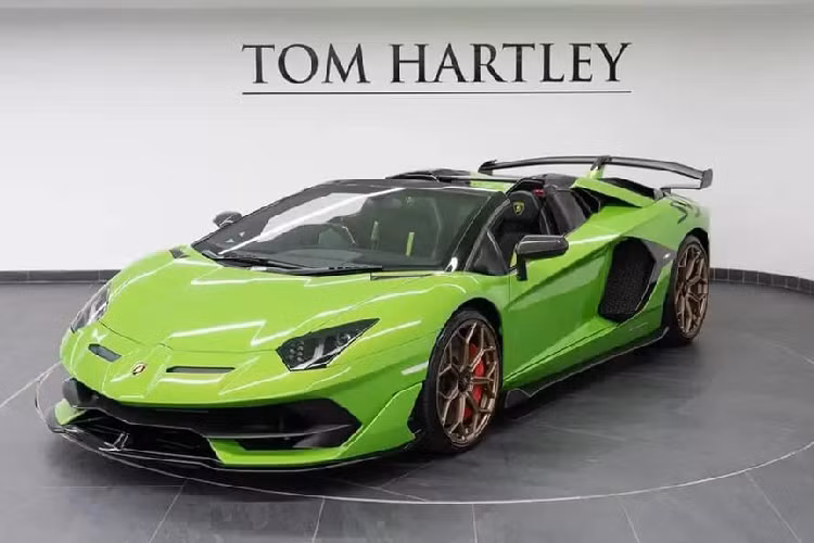 Aventador SVJ Roadster được trang bị khối động cơ V12, dung tích 6,5 lít, sản sinh ra công suất tối đa 759 mã lực và mô-men xoắn cực đại 720 Nm. Động cơ kết hợp cùng hộp số ISR bảy tốc độ và hệ thống dẫn động bốn bánh, nhờ đó, xe có thể tăng tốc từ vị trí xuất phát lên 100 km/h chỉ trong thời gian 2,9 giây. Vận tốc tối đa của siêu xe mui trần Lamborghini Aventador SVJ Roadster là 350 km/h.