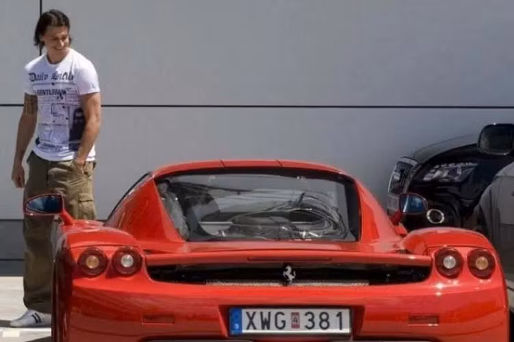 Zlatan Ibrahimovic - hơn 2,1 triệu USD: Là niềm tự hào của bóng đá Thụy Điển, Ibrahimovic từng được hãng Volvo tài trợ xe và anh cũng sở hữu riêng một vài mẫu xe của hãng này. Cựu tiền đạo MU có Ferrari Enzo trị giá 850.000 USD và Porsche 918 Spyder gần 1 triệu USD. Ngoài ra, garage của Ibra còn có chiếc Lamborghini Gallardo và Maserati GranTurismo. Ảnh: The Sun.