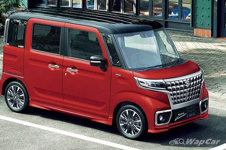 Tất nhiên bản cập nhật này chỉ mang lại cho Suzuki Spacia Custom wagon ngoại hình sang trọng tương đồng mà không thể “bắt kịp” Alphard về nhiều yếu tố, trong đó có cả trang bị vận hành. “Trái tim” của Spacia Custom là động cơ hybrid dung tích 660cc hút khí tự nhiên mạnh 51 mã lực / 60 Nm, đi kèm tùy chọn nâng cấp lên động cơ tăng áp 63 mã lực và 98 Nm momen xoắn.