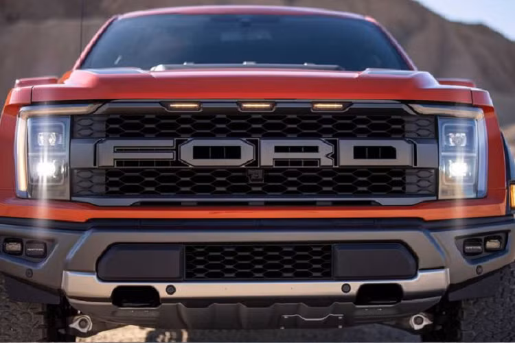 Quay trở lại với mẫu xe bán tải Ford F-150 Raptor 2021, dù chưa biết các thông số kỹ thuật chính xác nhưng mẫu bán tải hiệu suất cao vẫn thu hút các fan bởi khả năng kéo tối đa lên tới 3.719 kg và tải trọng tối đa đạt mức 635 kg, tăng gần 91 kg ở cả 2 khía cạnh.