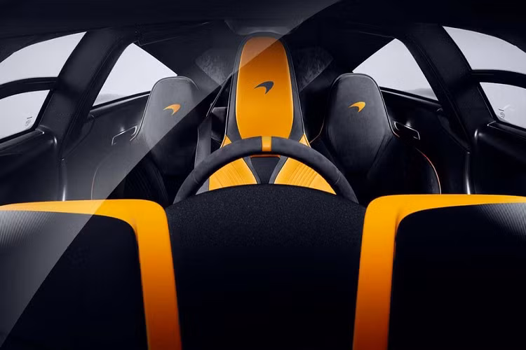 Đại lý McLaren Beverly Hills chính là đơn vị đặt hàng chiếc xe McLaren Speedtail "Albert" này theo yêu cầu của 1 khách hàng "VIP". Chiếc xe mất đến 3 tháng chỉ để các kỹ sư có tay nghề cao nhất của MSO hoàn thiện bộ áo cho xe với 2 tông màu tương phản. Đây là 1 dự án siêu đặc biệt có 1 không 2 trên dòng sản phẩm McLaren Speedtail
