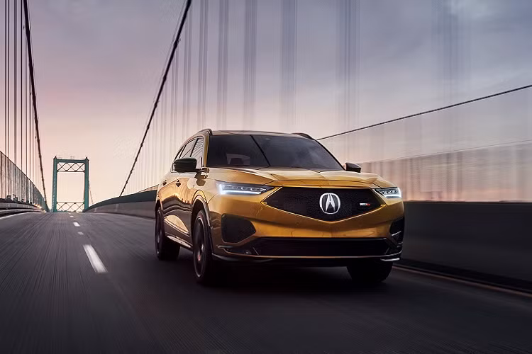 Chưa dừng lại, Acura MDX Type S 2022 còn được tạo điểm nhấn khác biệt với cụm lưới tản nhiệt họa tiết kim cương Diamond Pentagon, tăng cường giải nhiệt động cơ. Ngoài ra, xe được trang bị đèn pha LED, ống xả kép ở mỗi bên cản sau, và la-zăng hợp kim 21 inch đi kèm bộ lốp bốn mùa hiệu suất cao.