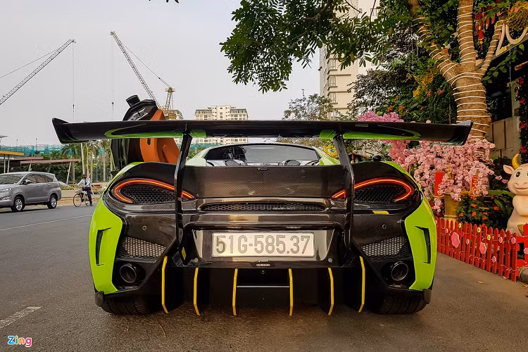 Bên cạnh đó, chủ nhân chiếc xe cũng độ lại hệ thống ống xả hiệu suất cao đến từ thương hiệu Frequency Intelligent (FI) Exhaust. Trong đó, cửa ống xả được thiết kế tròn với chất liệu sợi carbon và titanium. Hệ thống gồm các van đóng mở làm thay đổi thuộc tính của pô để phù hợp với mục đích người lái.