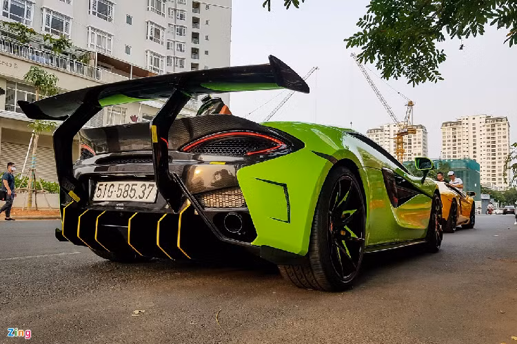Sau khi tìm được chủ nhân mới, chiếc McLaren 570S độ ngoại thất Vorsteiner 570-VX. Gói độ này thay đổi gần như toàn bộ cấu trúc ngoại thất của xe theo phong cách các dòng xe đua GT3. Nổi bật nhất là chi tiết cánh gió khí động học ở đuôi xe kích thước lớn làm từ sợi carbon. 