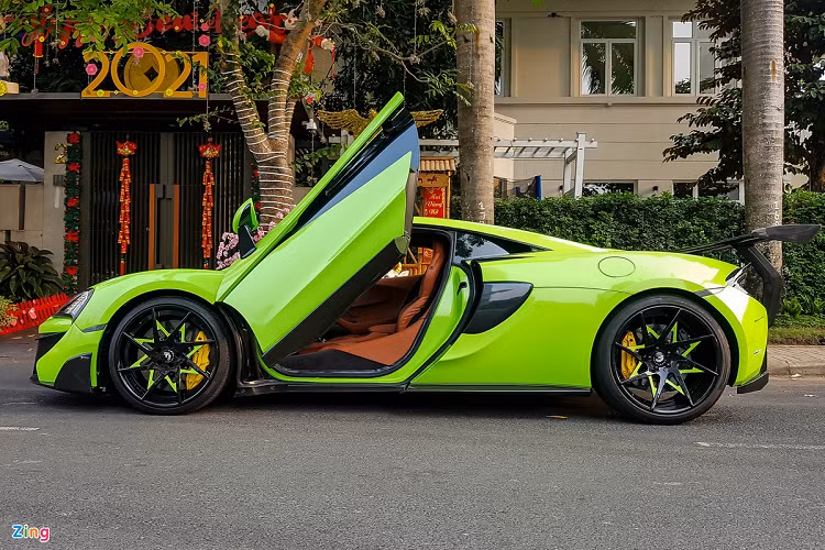 Hiện nay, mẫu xe này đã ngừng sản xuất và được thay thế bởi "đàn em" McLaren Artura. Đây là mẫu xe đầu tiên trong lịch sử của hãng xe đến từ Anh quốc khi được trang bị động cơ V6 song song với công nghệ hybrid.