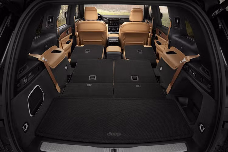 Các tính năng an toàn tiêu chuẩn trên Jeep Grand Cherokee L 2021 gồm có hệ thống hỗ trợ giữ làn đường, hệ thống cảnh báo phương tiện cắt ngang khi lùi, hệ thống phát hiện người đi bộ/người đạp xe, hệ thống phanh khẩn cấp tự động, cảnh báo điểm mù, camera lùi, cảnh báo chệch làn và cảnh báo áp suất lốp. Ngoài ra, chiếc SUV còn có hệ thống tự lái cấp độ 2.