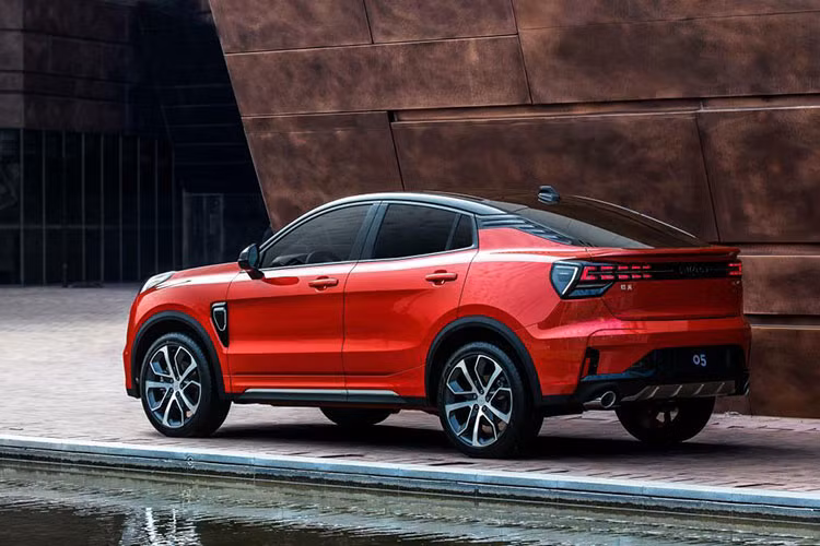 So với bản thường, Lynk &amp; Co 05+ 2022 mới nổi bật hơn nhờ màu sơn ngoại thất xanh lục trông như siêu xe Lamborghini. Thêm vào đó là bộ vành hợp kim thể thao riêng, đi kèm cùm phanh màu xanh cốm.