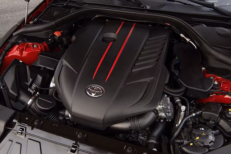 Cung cấp sức mạnh cho Toyota GR Supra thế hệ mới đầu tiên về Việt Nam là loại động cơ máy xăng 6 xi-lanh thẳng hàng, tăng áp, dung tích 3.0 lít, sản sinh ra công suất tối đa 335 mã lực và mô-men xoắn cực đại lên đến 494 Nm.