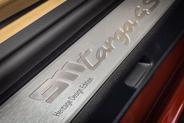 Với mức giá xe Porsche 911 Targa 4S Heritage Design tới gần 12 tỷ đồng tại Việt Nam sở hữu loạt chi tiết độc quyền như màu sơn Cherry Metallic kết hợp logo vàng tạo điểm nhấn, huy hiệu Porsche Heritage trên nắp động cơ sau, tương tự với chiếc huy hiệu được trao cho tay lái chiếc Porsche 365 sau khi chạm mốc 100.000 km...