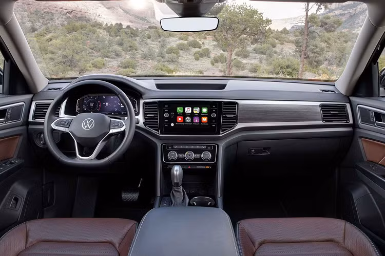 Đằng sau, Volkswagen Teramont 2021 được trang bị đèn hậu LED tiêu chuẩn với tạo hình chữ "L" bên trong, tạo sự tương đồng với thiết kế đèn pha. 2 đèn hậu được nối với nhau bằng nẹp mạ crôm ở giữa. Thêm vào đó là đèn phản quang thanh mảnh và kéo dài hết bề ngang của đuôi xe. Bên dưới còn có 2 ống xả hình thang nằm ở 2 góc của đuôi xe.