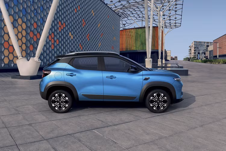 Tiếp theo là động cơ tăng áp 1,0 lít, cũng được sử dụng trên Clio và Captur ở châu Âu, sản sinh công suất 99 mã lực và mô-men xoắn 160 Nm, đi kèm với hộp số sàn 5 cấp, trong khi hộp số CVT sẽ ra mắt sau. Mức giá xe Renault Kiger 2021 chưa được công bố chính thức, nhưng dự đoán nó sẽ rất cạnh tranh ở Ấn Độ.