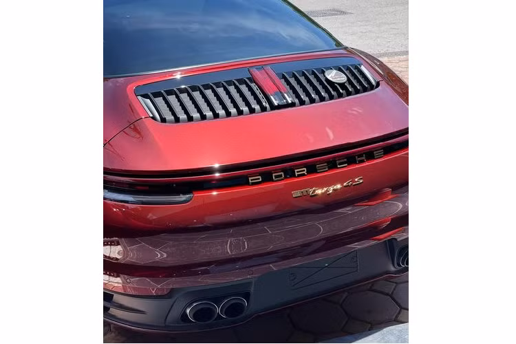 Tại Việt Nam, siêu xe Porsche 911 Targa 4S Heritage Design được ra mắt chính hãng vào cuối tháng 5/2021 với giá bán niêm yết 11,6 tỷ đồng.