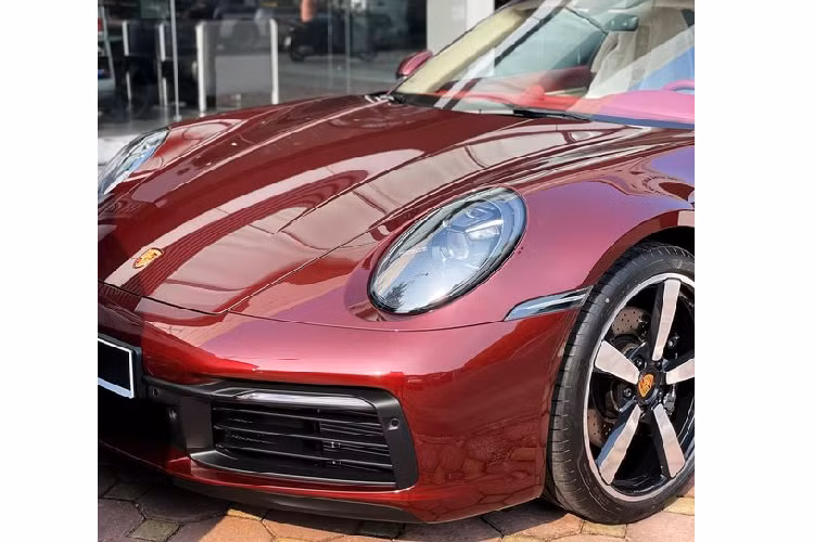 Về truyền động, Porsche 911 Targa 4S Heritage Design được trang bị động cơ boxer tăng áp kép 3.0L 6 xi-lanh sản sinh công suất 444 mã lực và mô-men xoắn 530 Nm. Sức mạnh được gửi tới các bánh xe thông qua hộp số ly hợp kép 8 cấp giúp xe tăng tốc từ 0-100 km/h trong chưa đầy 3,6 giây (khi kích hoạt Launch Control), vận tốc tối đa đạt mức 304 km/giờ.