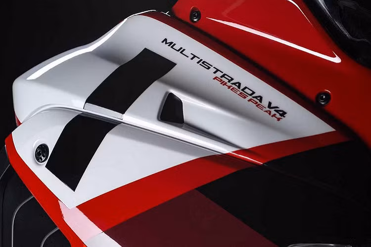 Sau khi đã tăng sức mạnh cũng như hiệu năng vận hành cho Multistrada V4 Pikes Peak, Ducati cũng không quên nâng cấp bộ phanh cho xe nhằm đảm bảo khả năng hãm tốc tốt hơn. Cụ thể, xe được trang bị phanh đĩa đôi 330mm ở trước đi kèm kẹp phanh Brembo Stylema, trong khi đó phanh sau là đĩa đơn 265 mm và kẹp phanh Brembo đơn.