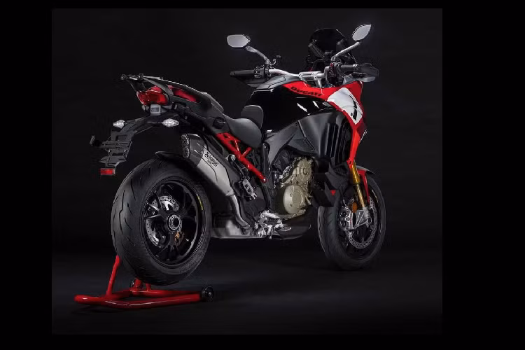Cuối cùng, giá xe Ducati Multistrada V4 Pikes Peak 2022 niêm yết ở mức 28.995 USD (tương đương khoảng 660 triệu đồng).