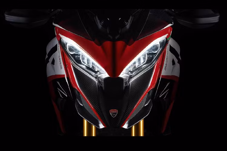 Để mang để sự thể thao cho xe, Ducati đã nâng cấp và bổ sung loạt trang bị như bộ vành nhôm đúc Marchesini đi kèm lốp Diablo Rosso IV, hệ thống treo bán chủ động Ohlins Smart EC 2.0 cao cấp, gắp đơn, và chế độ vận hành Race mới.