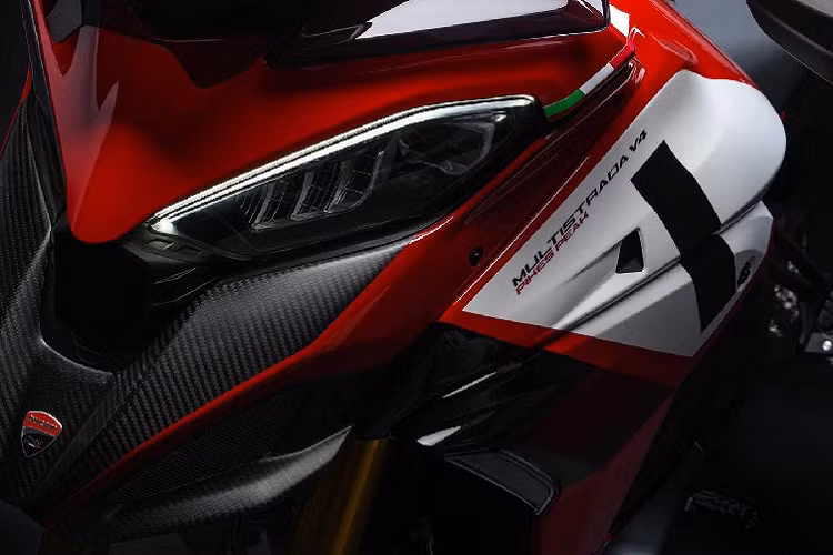 So với mẫu Multistrada V4 S, bản đặc biệt Pikes Peak được hiệu chỉnh lại về khung sườn. Góc nghiêng phuộc trước bản Pikes Peak lớn hơn các bản khác 1.25 độ, cũng vì vậy mà chiều dài cơ sở của của xe cũng tăng lên đôi chút. Theo Ducati, thay đổi này giúp cân bằng giữa hiệu năng thể thao và giữ được sự thoải mái cho người lái. Cuối cùng, trọng lượng của xe được công bố ở mức 239 kg.