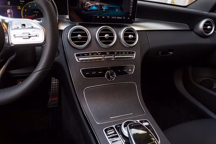 Đặc điểm nhận dạng của Mercedes-Benz C300 AMG 2021 nằm ở lưới tản nhiệt với mắt lưới kim cương và bộ vành hợp kim 18 inch. Ngoài ra, xe còn được trang bị hệ thống đèn pha Multibeam LED với tầm chiếu xa 650m và tích hợp dải đèn LED định vị ban ngày.