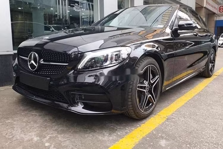 "Trái tim" của Mercedes-Benz C300 AMG 2021 là khối động cơ xăng 4 xi-lanh thẳng hàng, tăng áp kép, dung tích 2.0 lít, sản sinh công suất tối đa 258 mã lực và mô-men xoắn cực đại 370 Nm. Nhờ đó, xe có thể tăng tốc từ vị trí xuất phát lên 100 km/h trong thời gian 5,9 giây.