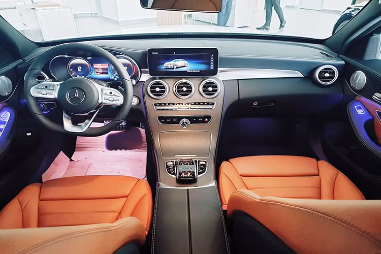 Mercedes-Benz C300 AMG đời 2021 mà nam diễn viên Hồng Thanh mới mua sở hữu ngoại hình thể thao nhờ gói phụ kiện AMG.