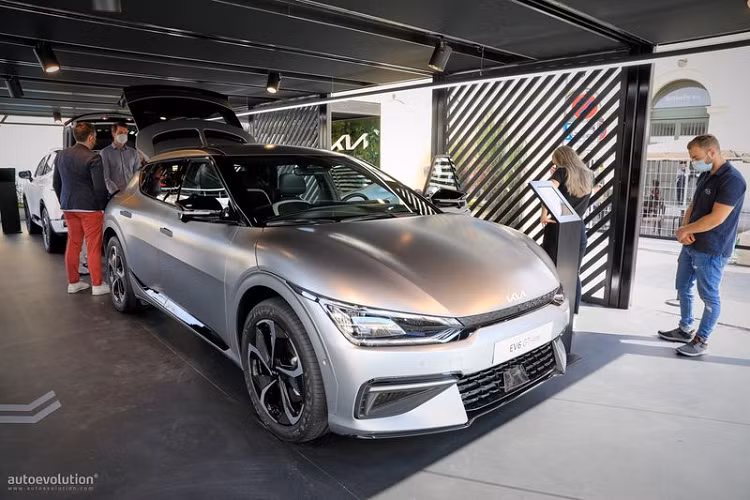 Chiếc Kia EV6 2022 mới đang có mặt tại Triển lãm Ô tô Munich 2021 thuộc bản GT-Line (trên bản tiêu chuẩn và Plus, chỉ dưới GT), giá từ 56.895 Euro (khoảng 1,5 tỷ đồng) với hệ dẫn động 2 bánh hoặc 59.395 Euro (khoảng 1,6 tỷ đồng) với dẫn động 4 bánh (2 mô-tơ điện).